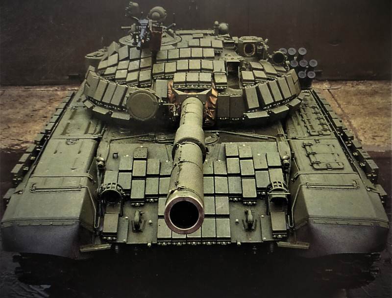 Ce T-72 soviétique utilise massivement les briques constituant le blindage réactif