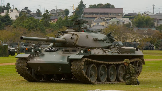 Le char japonais Type-74 dispose du canon anglais Royal ordnance L7 de 105 mm, avec son extracteur 
      de fumées bien visible sur le canon