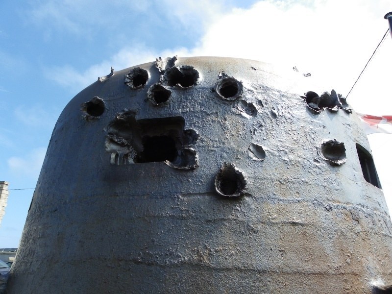 Cette défense cotière allemande épaisse de 200mm d'acier a résistée au 75mm d'un Sherman à bout portant