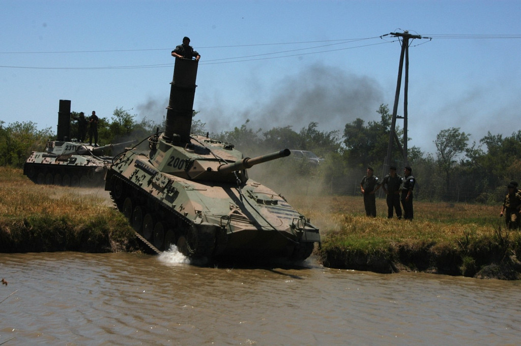 Ces TAM argentins effectuent un exercice de franchissement. Le chef de char prend place au dessus du schnorkel et guide son pilote lors de la traversée