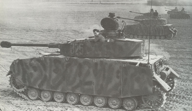 Les Panzer IV, habillés de leurs jupes de caisse et de tourelle prennent une allure bien différente